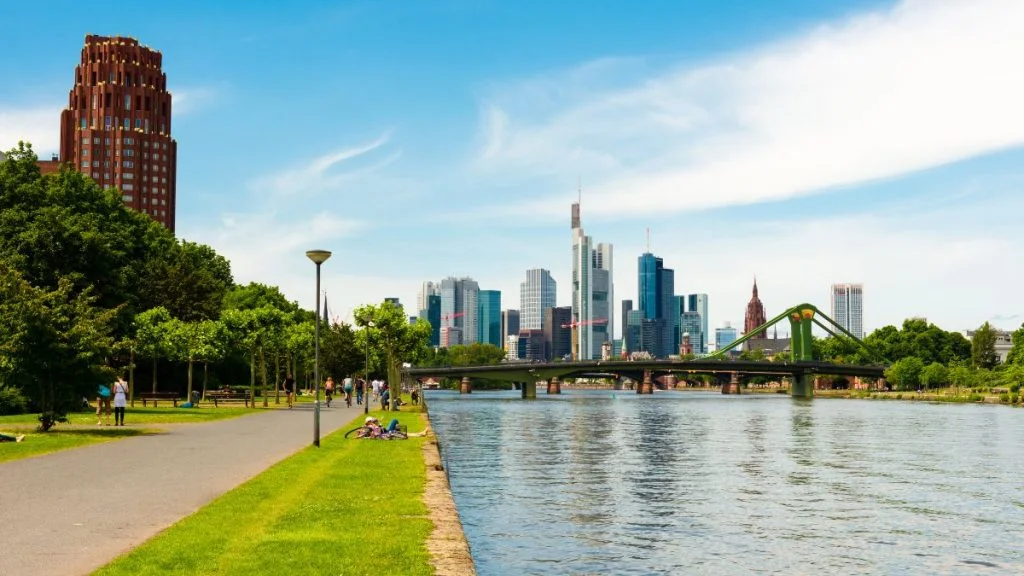 Rent apartments in Frankfurt: A guide to the Main metropolis 16 Mainufer in Frankfurt am Main, Sachsenhausen